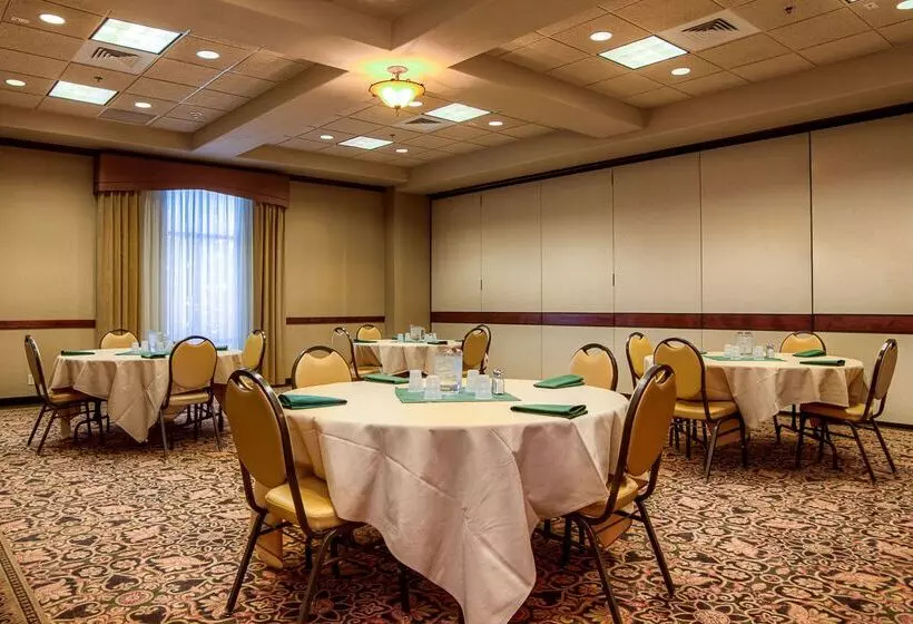 Отель Hampton Inn & Suites Mountain Home