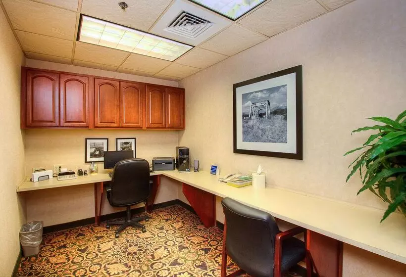 Отель Hampton Inn & Suites Mountain Home