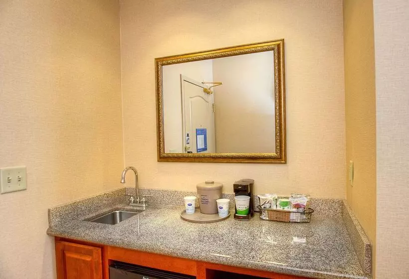 Отель Hampton Inn & Suites Mountain Home