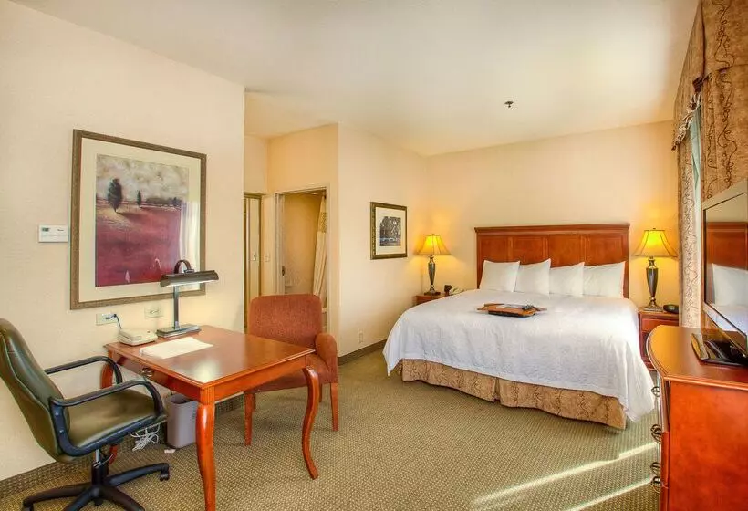 Отель Hampton Inn & Suites Mountain Home