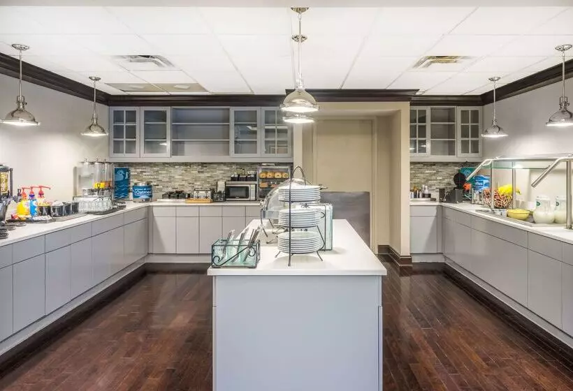 هتل Homewood Suites By Hilton Louisvilleeast