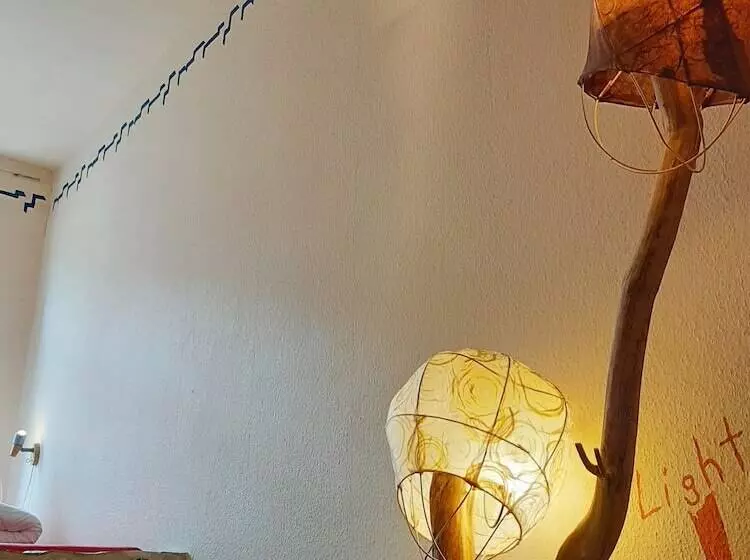 هتل Hostel Lollis Homestay Dresden