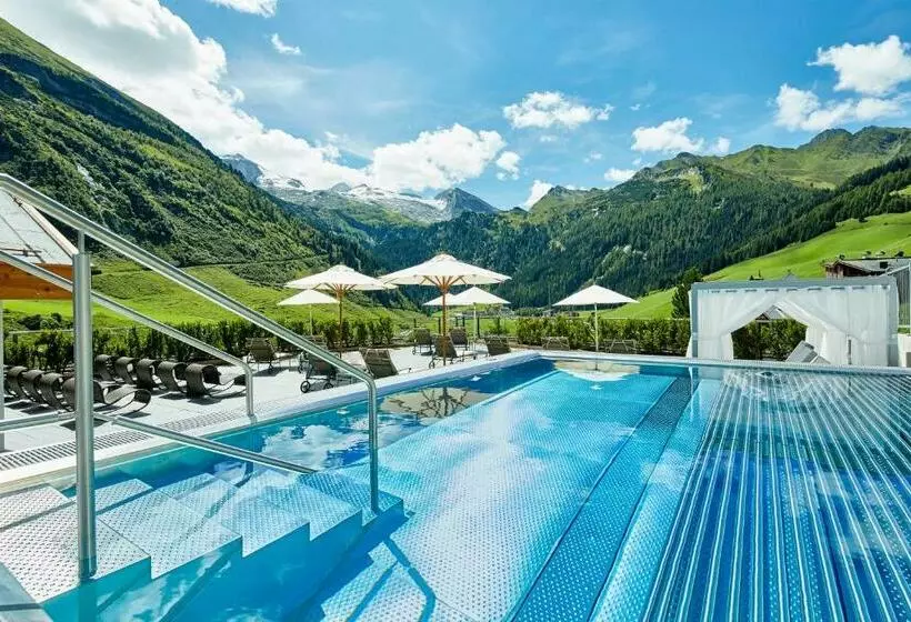 Отель Berghof Crystal Spa & Sports