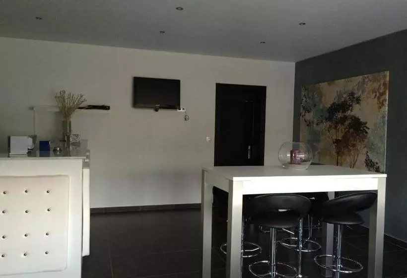 هتل Shelter Rooms