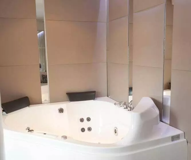 Madrid Central Gran Via Suites