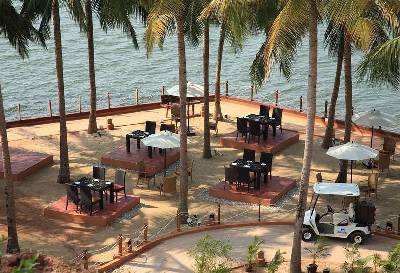 ホテル Cambay Palm Lagoon Kollam