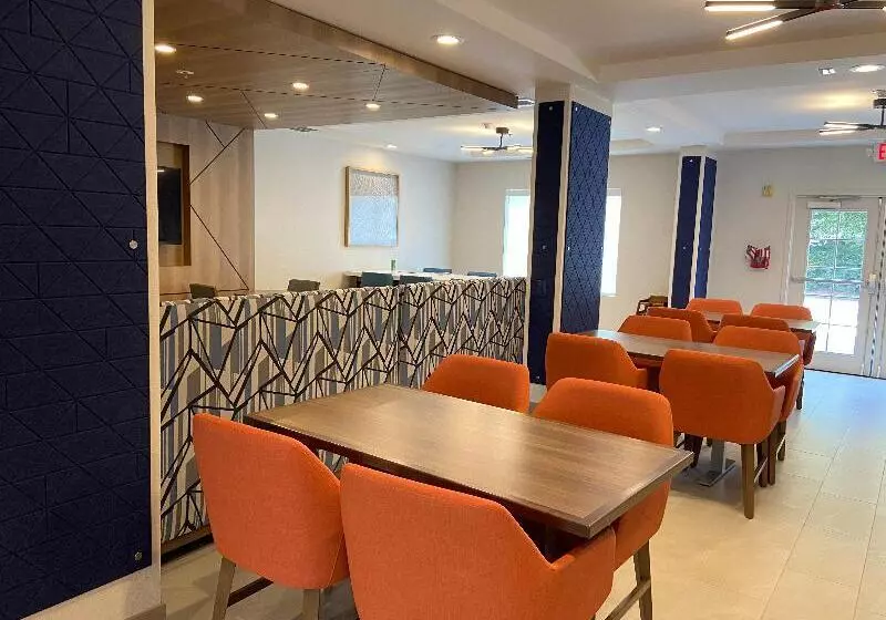 Отель Holiday Inn Express And Suites Atlanta Johns Creek, An Ihg