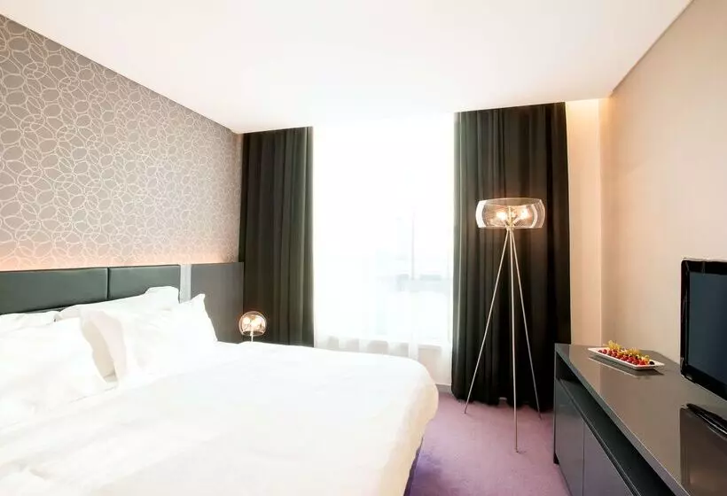 هتل NH Bratislava Gate One