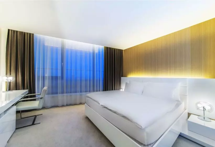 هتل NH Bratislava Gate One