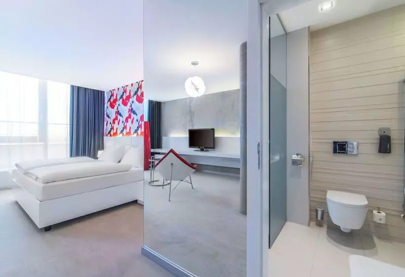 هتل NH Bratislava Gate One