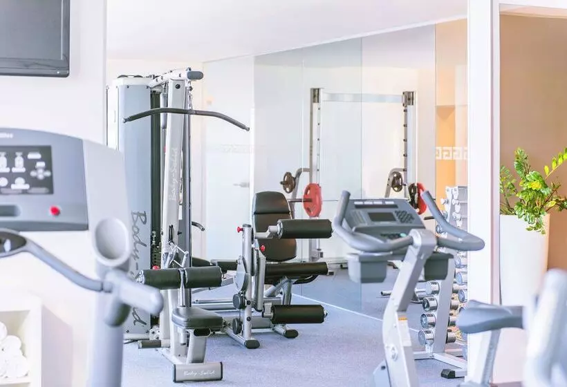 هتل NH Bratislava Gate One