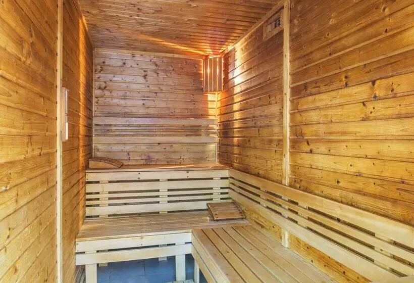 هتل NH Bratislava Gate One