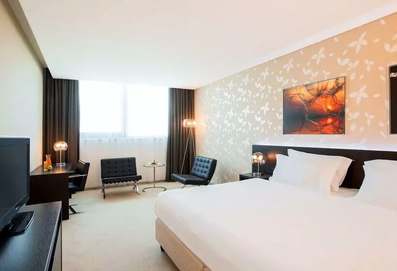 هتل NH Bratislava Gate One