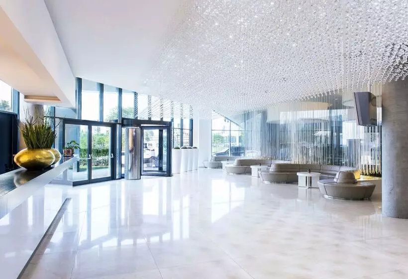 هتل NH Bratislava Gate One