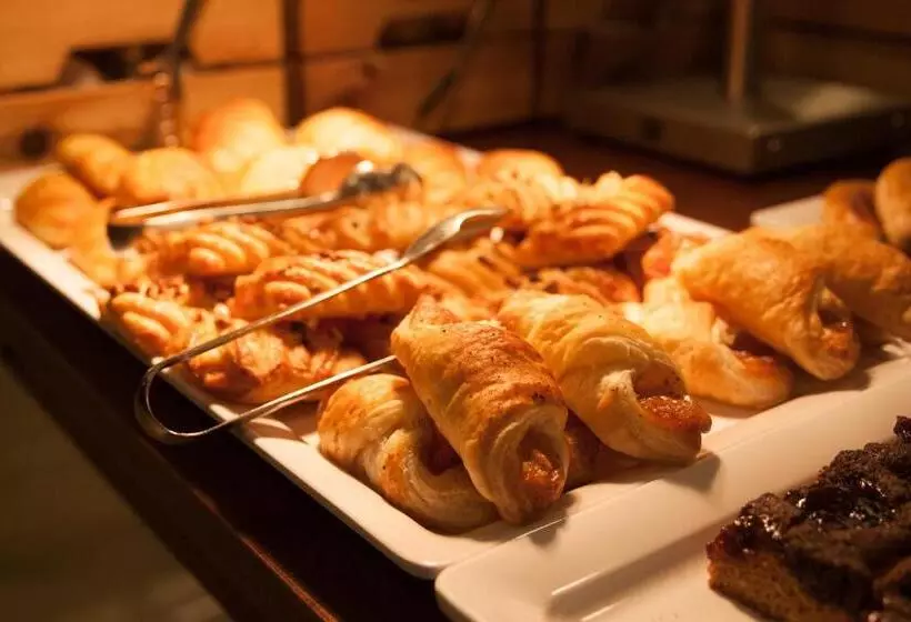 هتل NH Bratislava Gate One