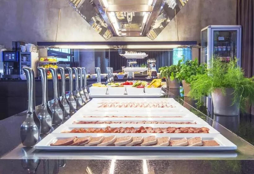 هتل NH Bratislava Gate One