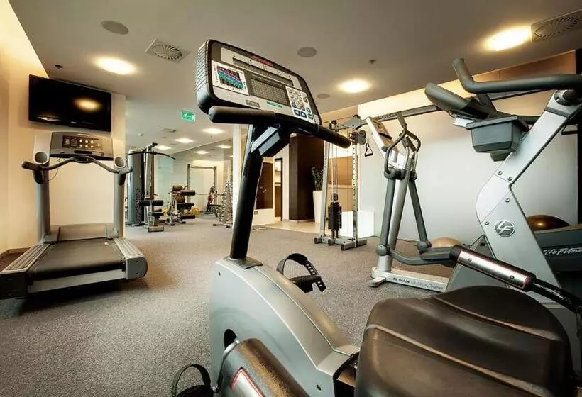 هتل NH Bratislava Gate One