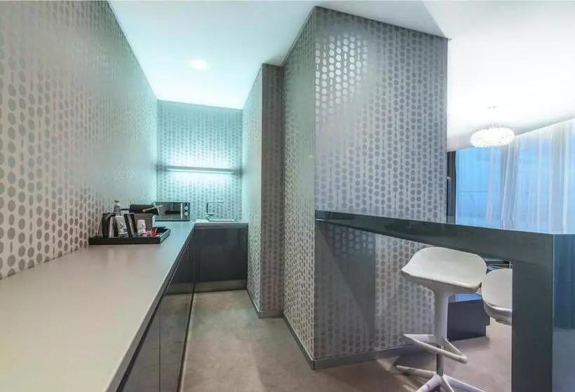 هتل NH Bratislava Gate One