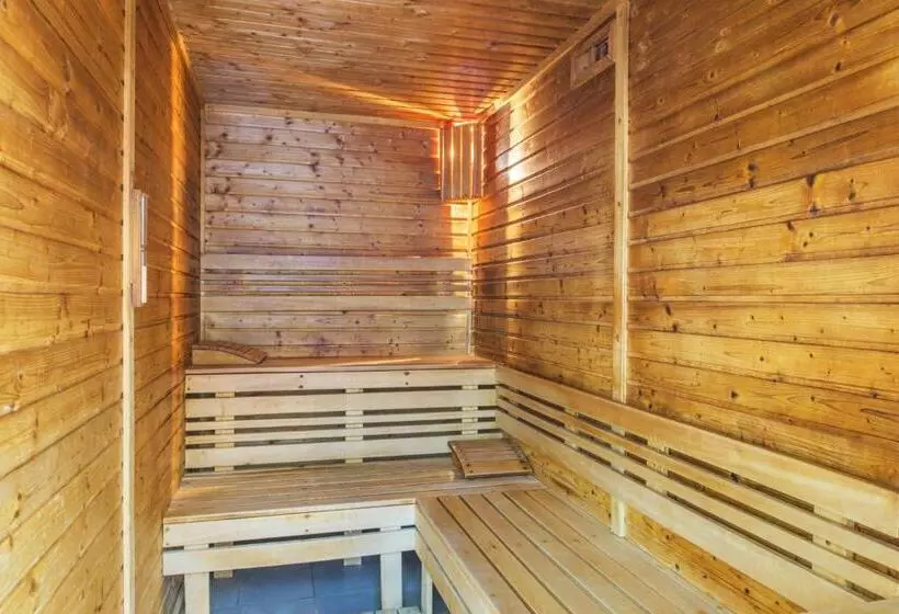 هتل NH Bratislava Gate One