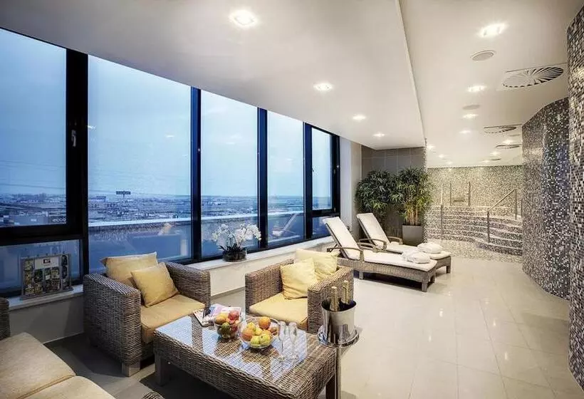 هتل NH Bratislava Gate One