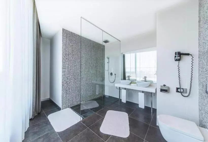 هتل NH Bratislava Gate One