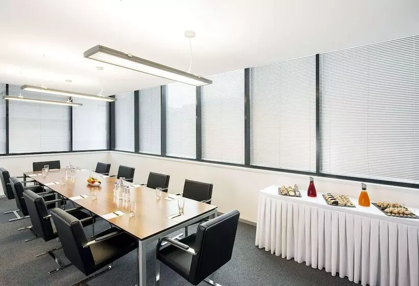 هتل NH Bratislava Gate One