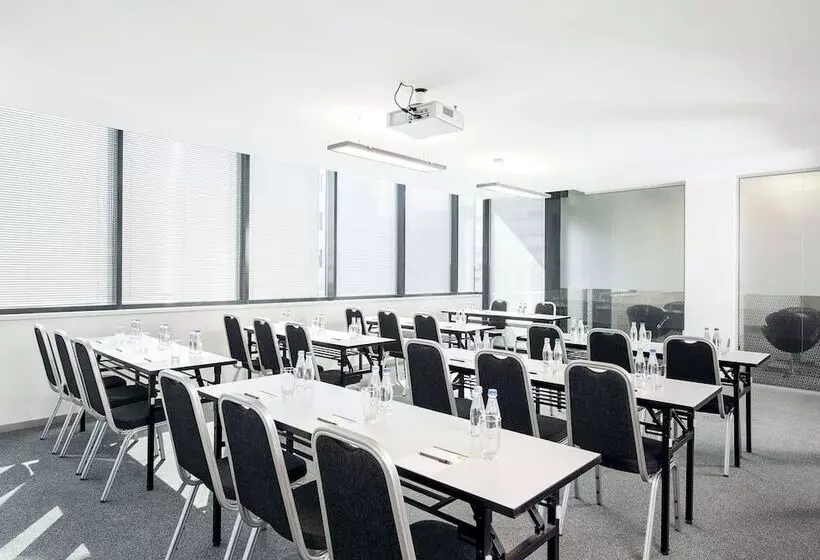 هتل NH Bratislava Gate One