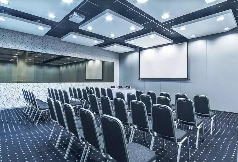 هتل NH Bratislava Gate One