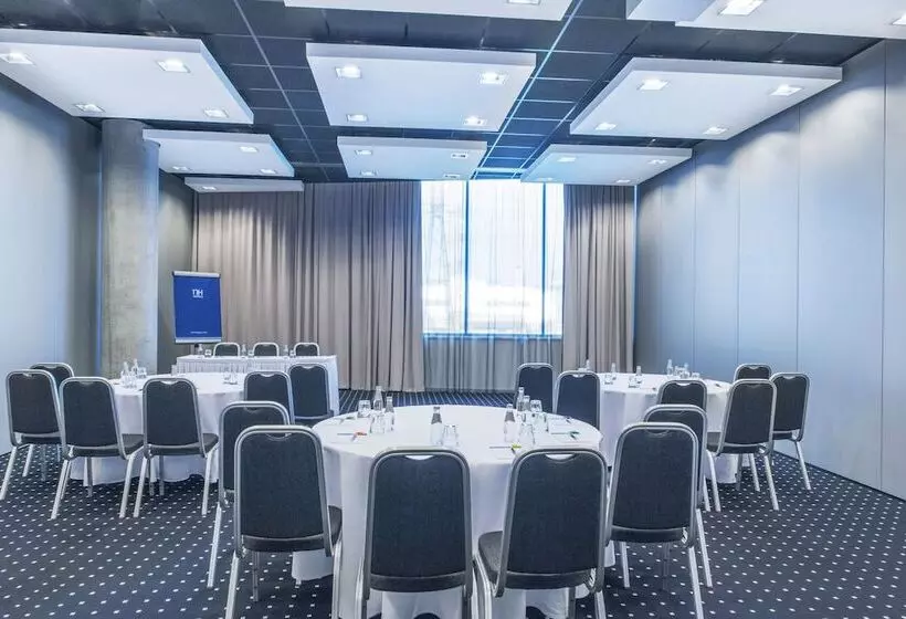 هتل NH Bratislava Gate One