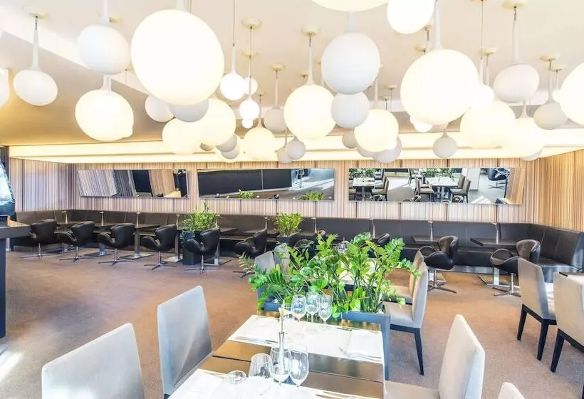 هتل NH Bratislava Gate One