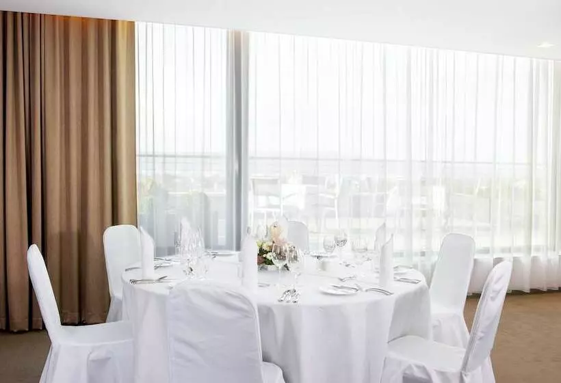 هتل NH Bratislava Gate One