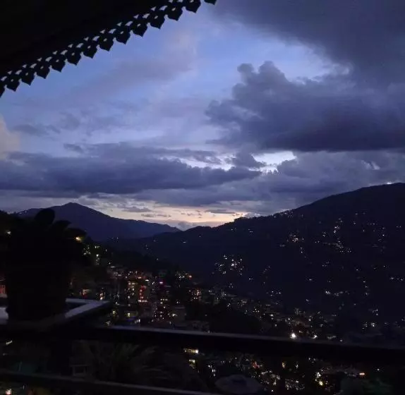 تختخواب و صبحانه Esses House A Luxury Homestay And Service Apartment