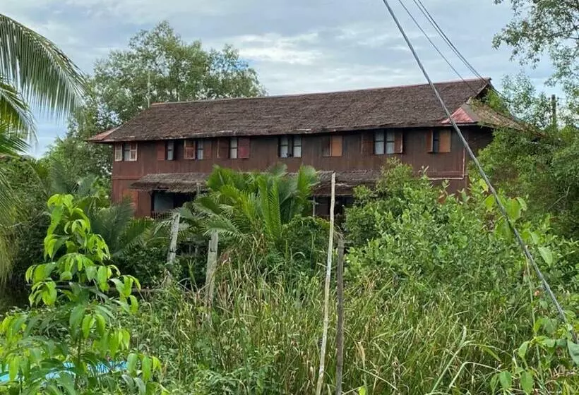 هتل Oyo 90328 Lamin Dana Cultural Lodge