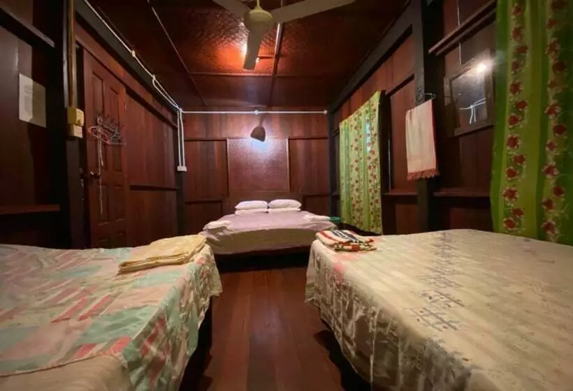 هتل Oyo 90328 Lamin Dana Cultural Lodge