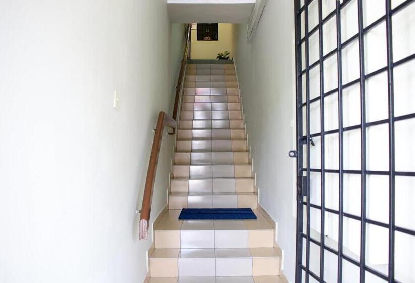 ホテル Oyo 90338 Prima Saujana Budget