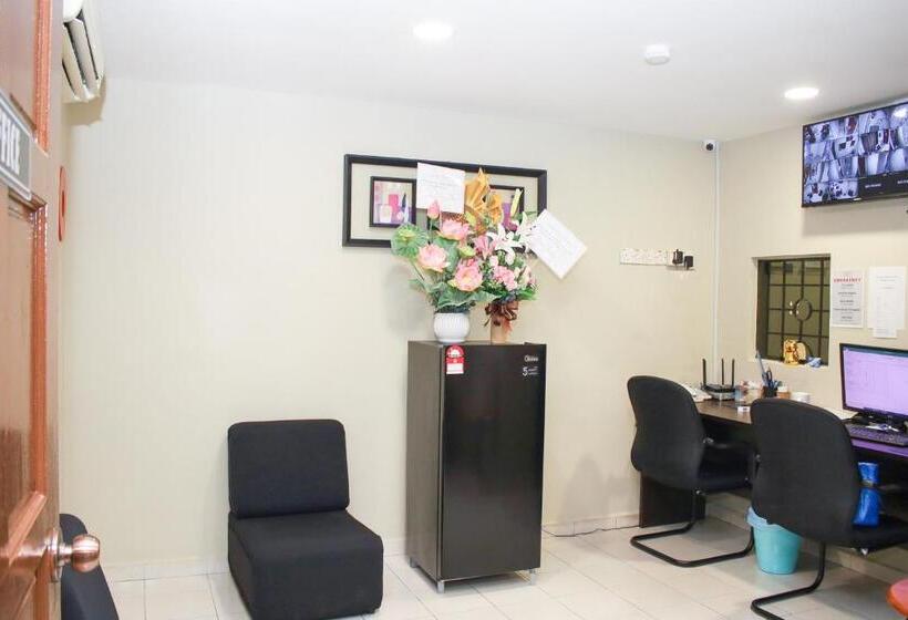 ホテル Oyo 90338 Prima Saujana Budget