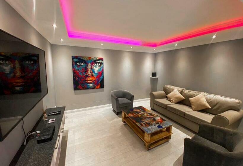 پانسیون The Penthouse