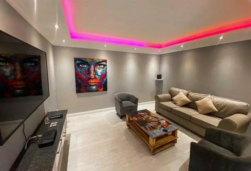 پانسیون The Penthouse