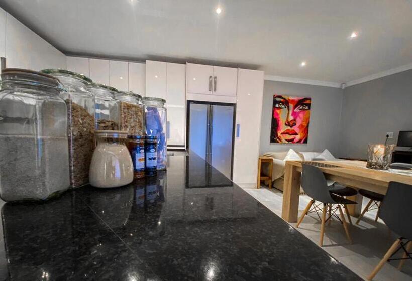 پانسیون The Penthouse