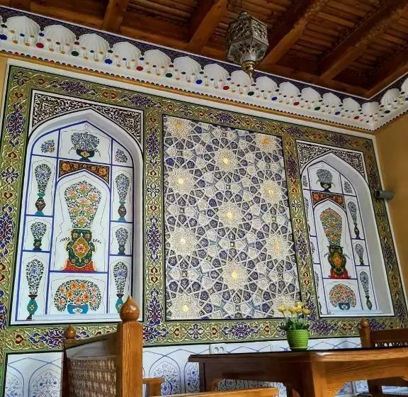 تختخواب و صبحانه Robiya Heritage