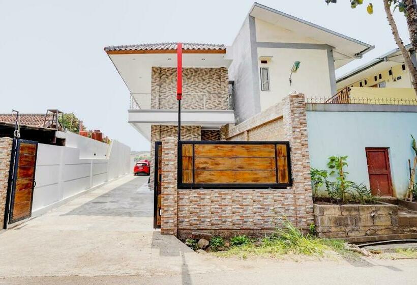 فندق Oyo 90666 Ratu Pesona