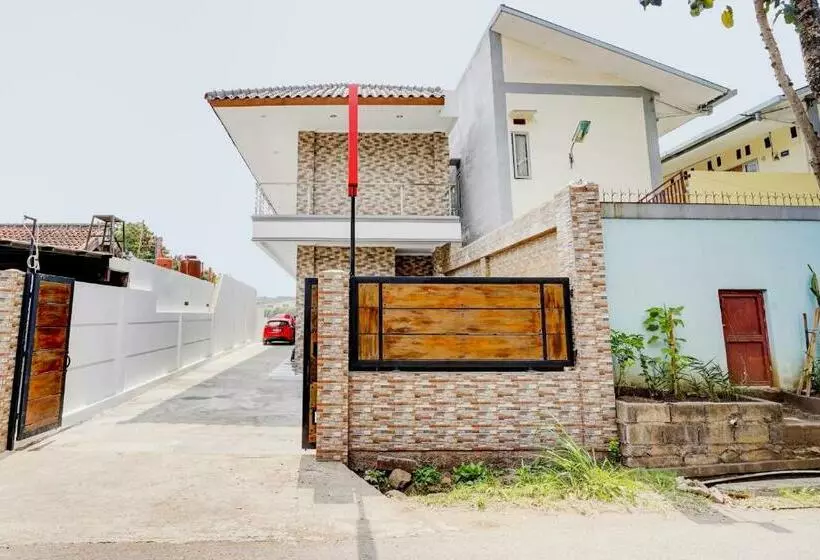 Hotel Oyo 90666 Ratu Pesona