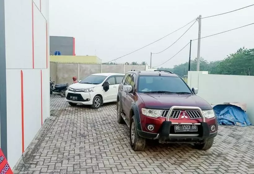 Hotelli Reddoorz Near Exit Tol Kotabaru Itera Lampung