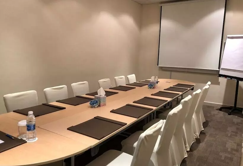 City Seasons Hotel & Suites Muscat