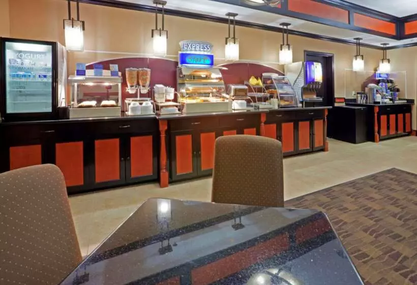 Отель Comfort Inn & Suites Dallas Medicalmarket Center