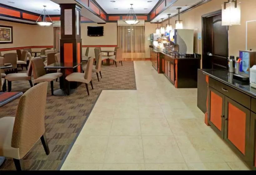 Отель Comfort Inn & Suites Dallas Medicalmarket Center