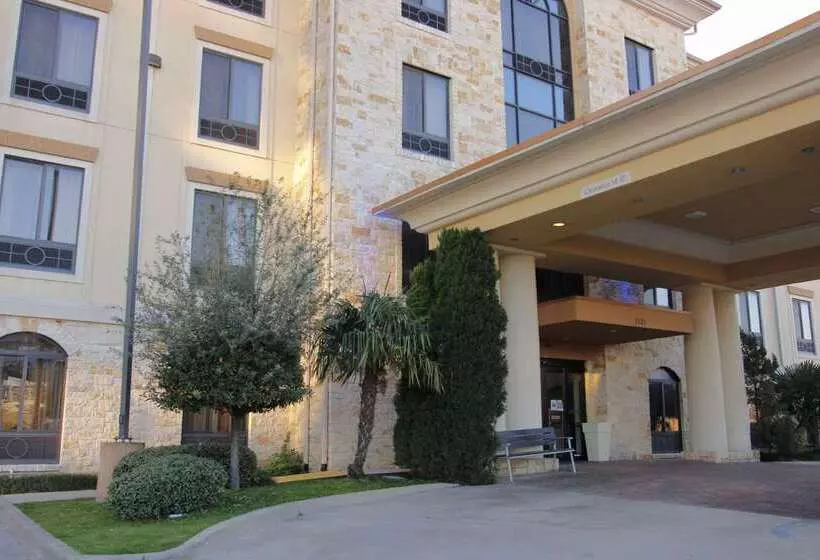 Отель Comfort Inn & Suites Dallas Medicalmarket Center