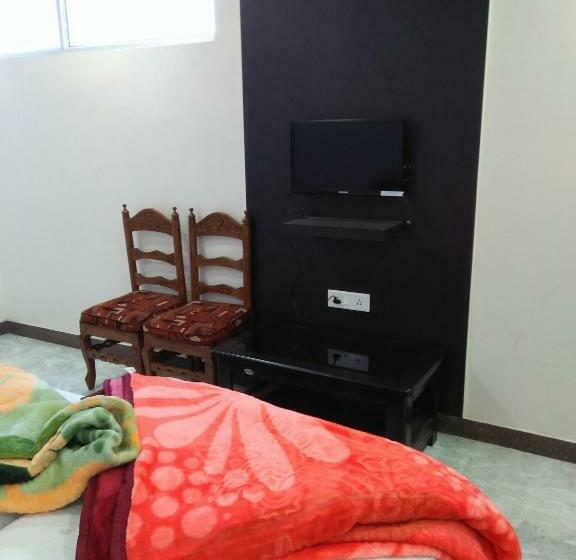 호텔 Sunaina International