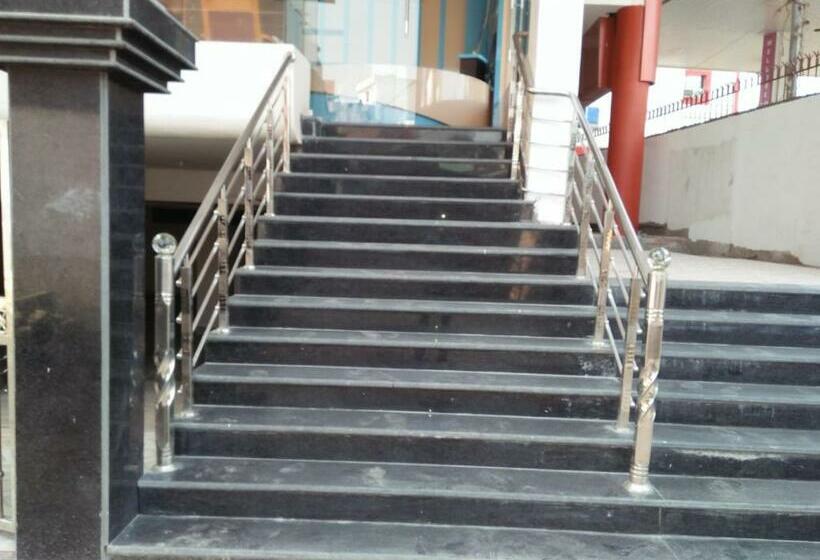 호텔 Sunaina International