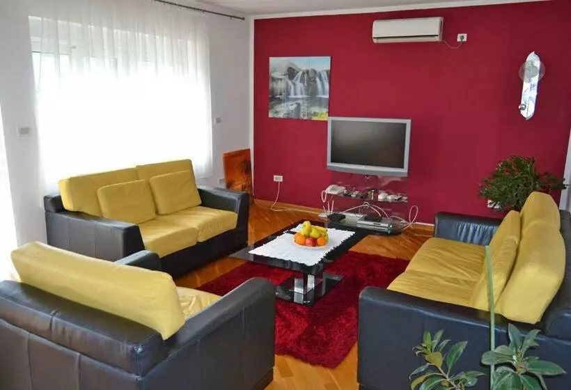 تختخواب و صبحانه Tivat Apartments